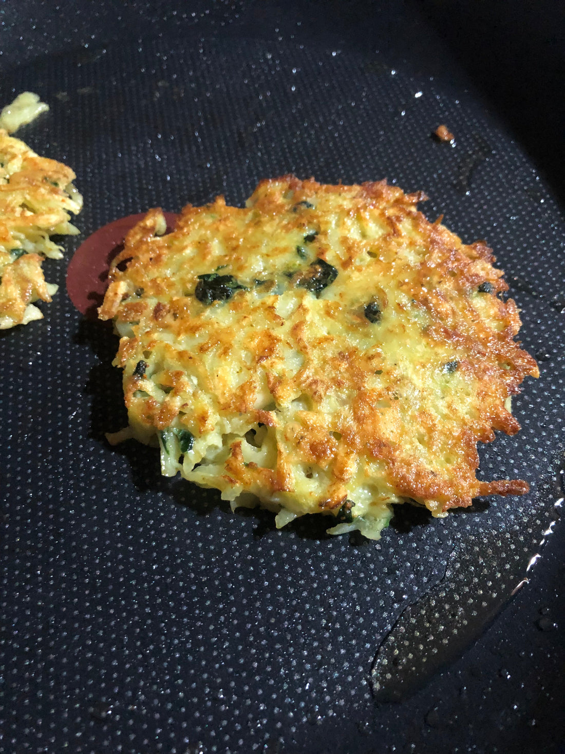 Rösti de pomme de terre, épinards et tomme de brebis à l’ail des ours