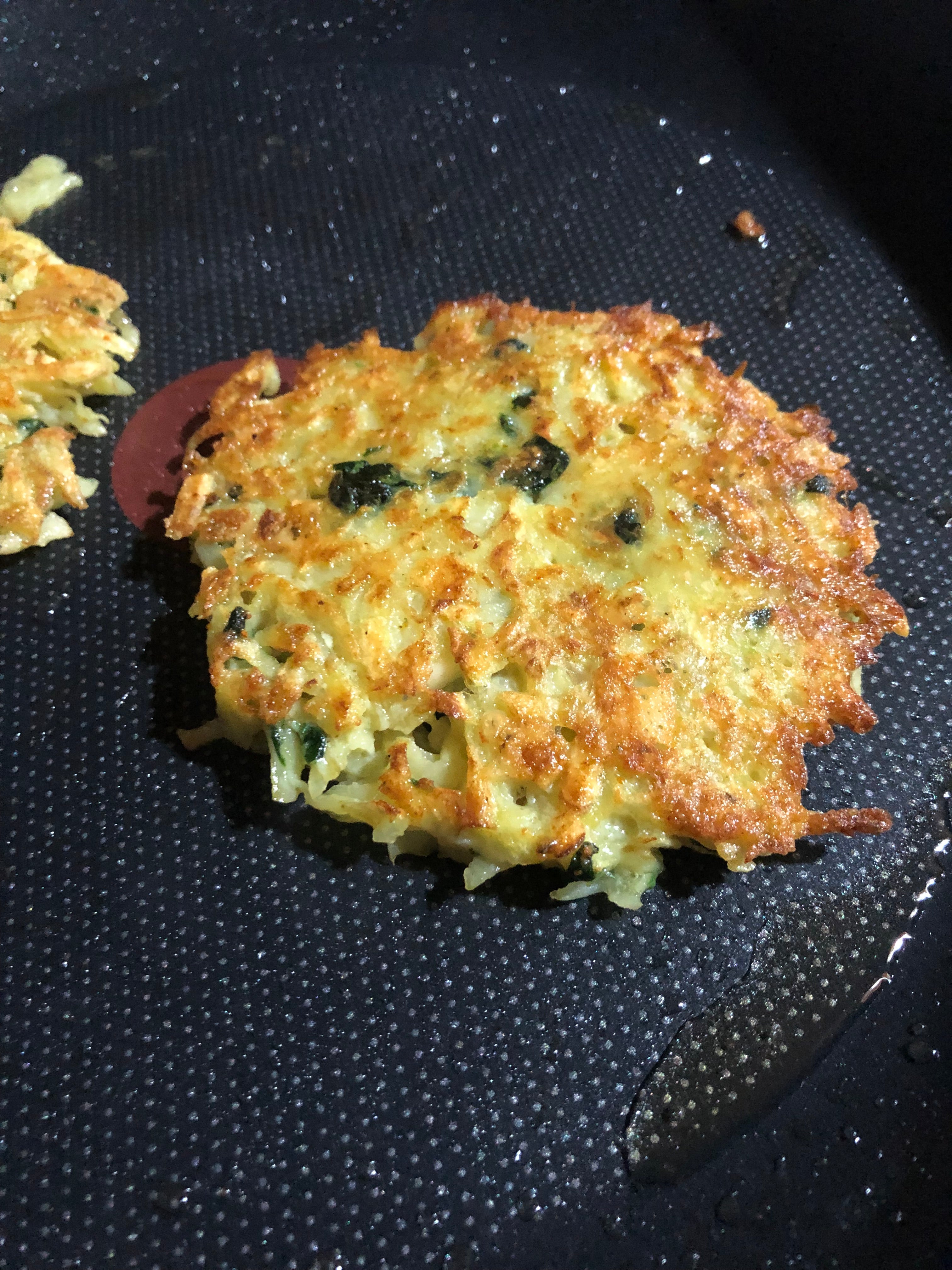 Rösti de pomme de terre, épinards et tomme de brebis à l’ail des ours