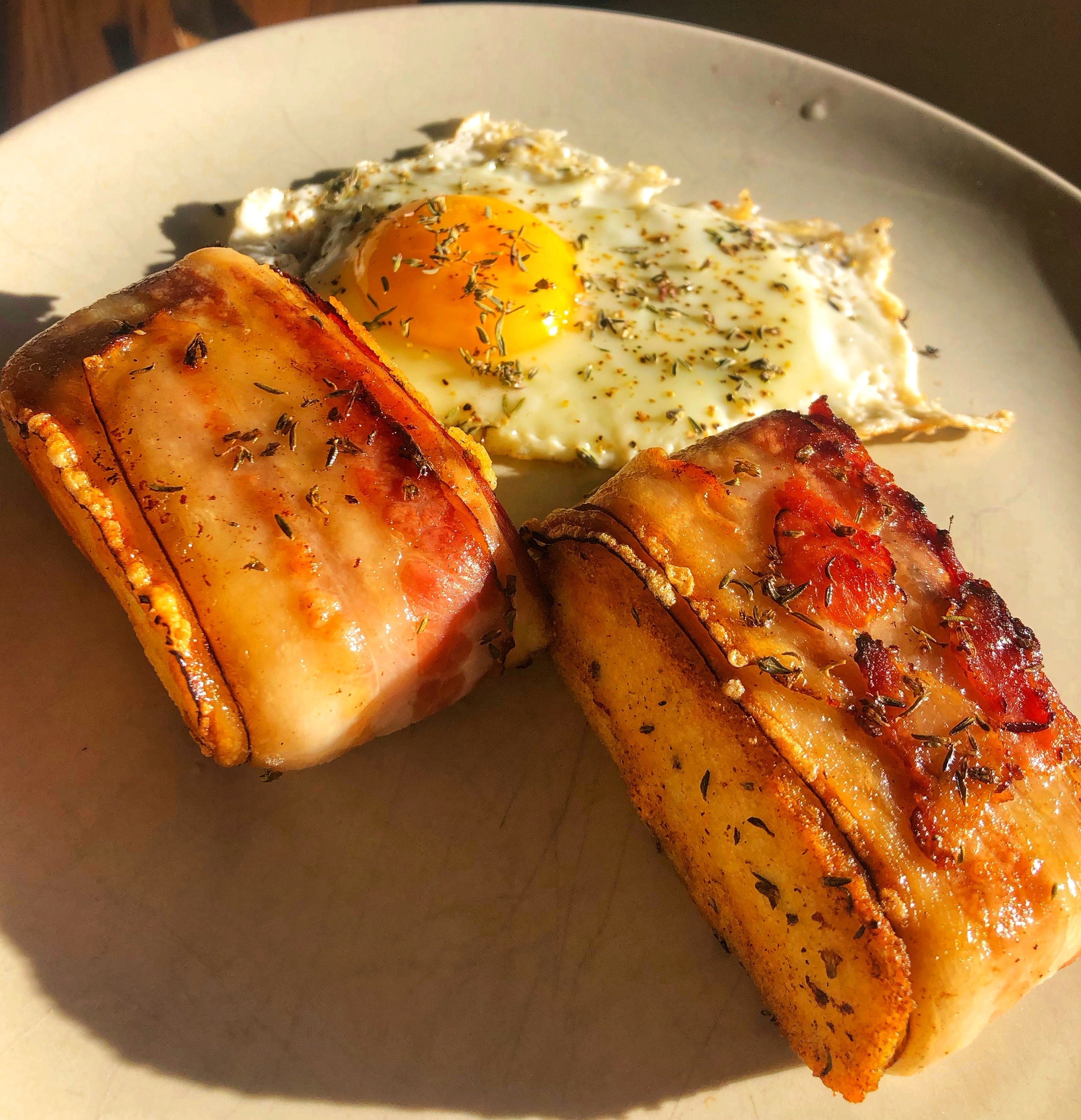 Polenta grillée, lard fumé, thym et œuf au plat