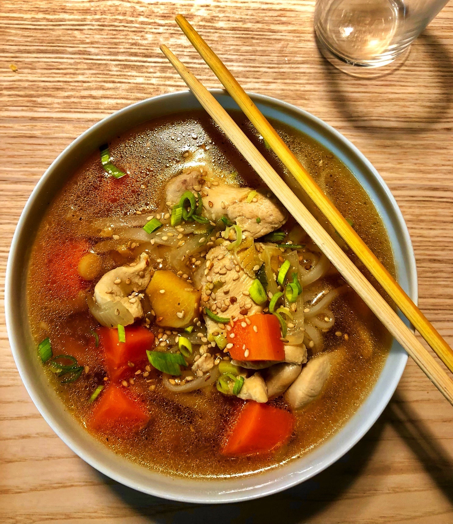 Nouilles de riz, bouillon parfumé et poulet mariné au saké et gingembre