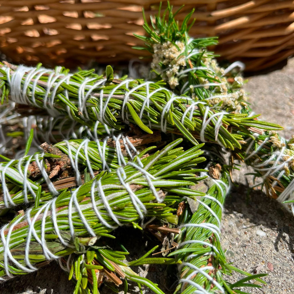 Bâtons de fumigation naturels au romarin posés dans un panier en osier