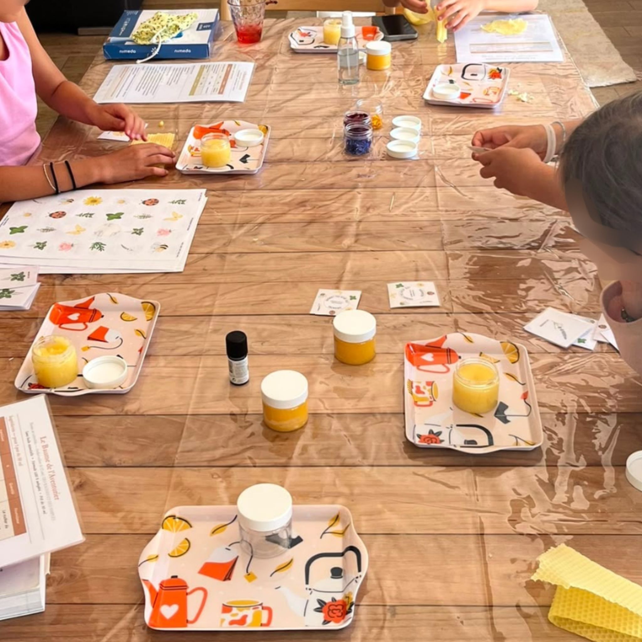 Ateliers enfants fabriquant leur baume de l'aventurier maison - Des Racines et des Simples