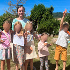 Enfants recevant leur diplôme du petit herboriste après l'atelier baume de l'aventurier