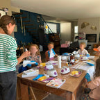 Lucie explique la fabrication du baume aux enfants lors d'un atelier pour enfant