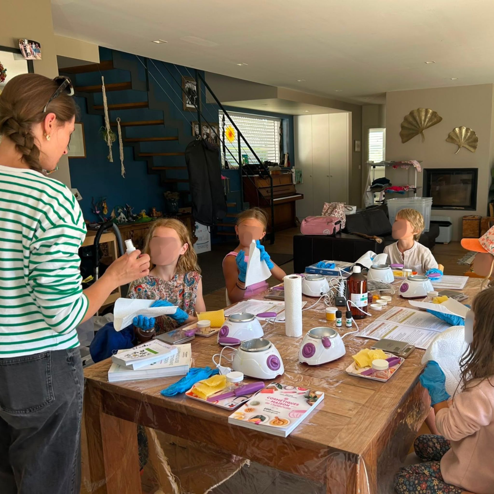 Lucie explique la fabrication du baume aux enfants lors d'un atelier pour enfant