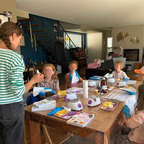 Lucie explique la fabrication du baume aux enfants lors d'un atelier pour enfant